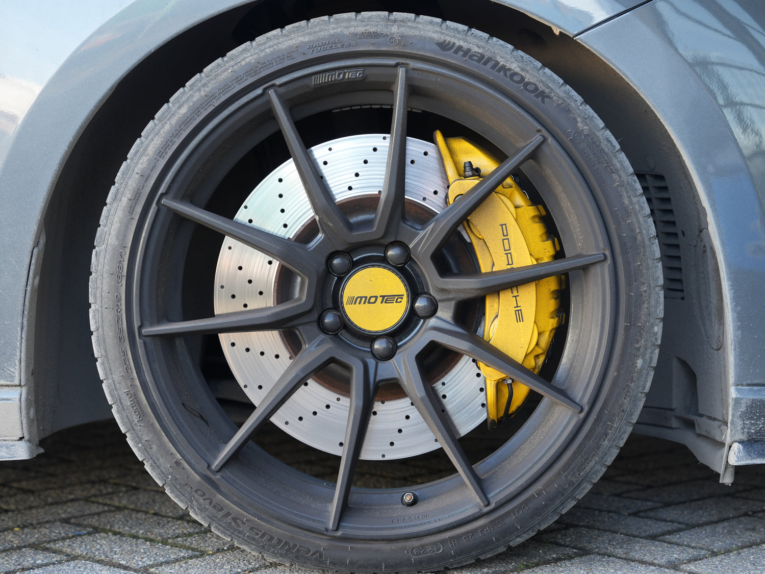 Sterk vervuilde velg met remstof en vliegroest vóór reiniging met Iron Attack