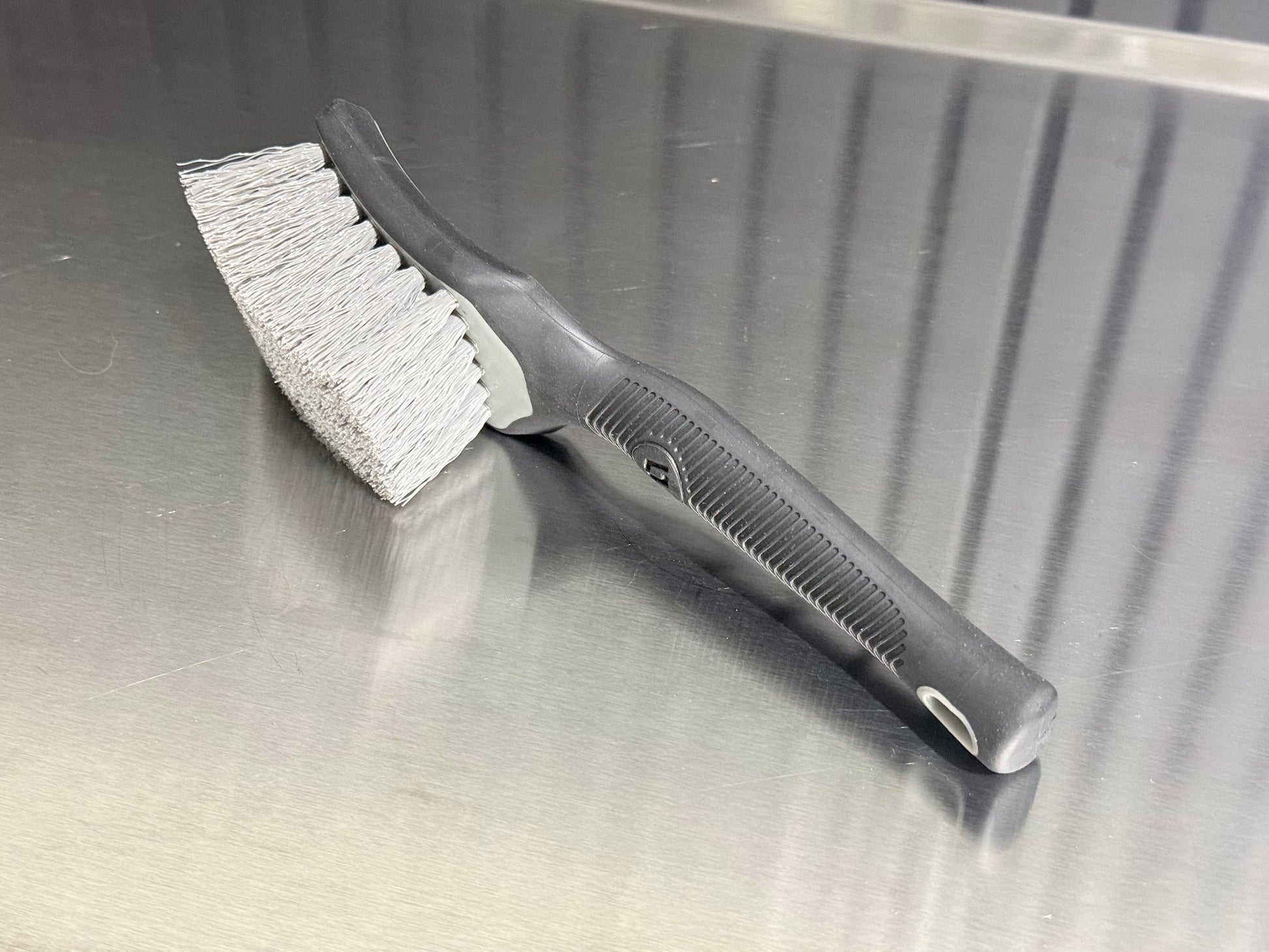 Tyre brush bandenborstel in gebruik – WaxO'lux