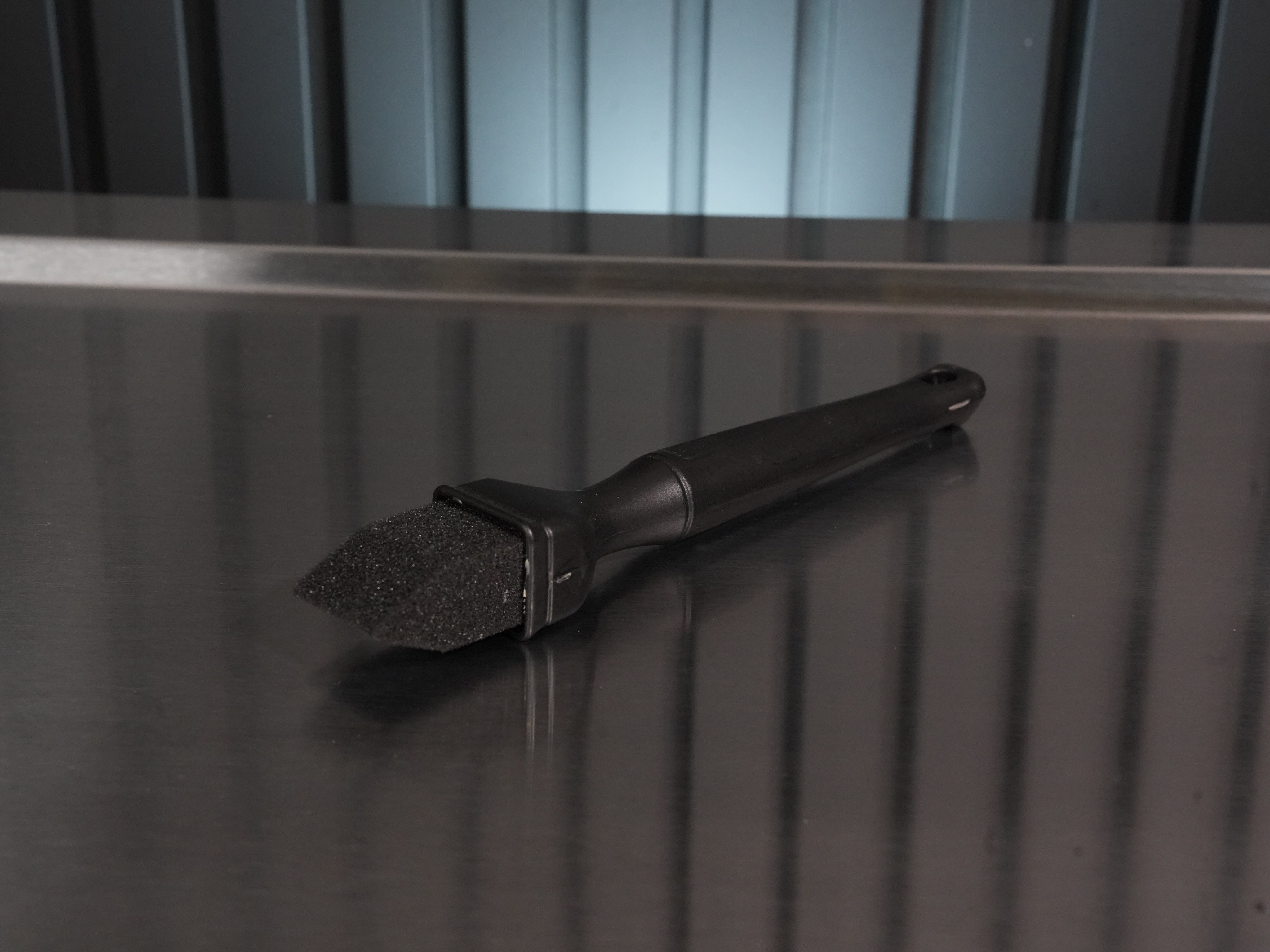 Detail Factory Foam Applicator Brush large black in gebruik – WaxO'lux