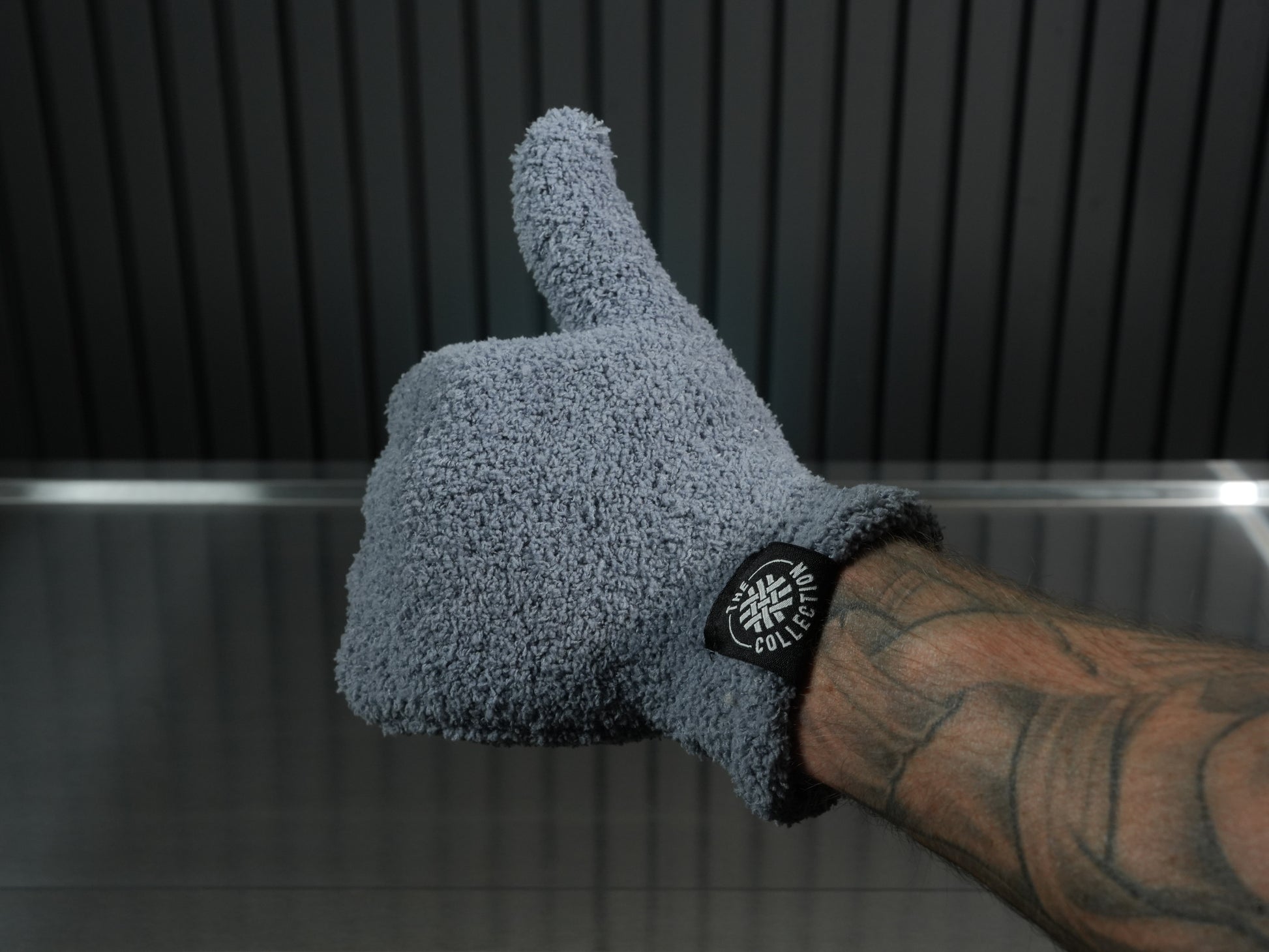The Collection Finger Mitt detailing handschoen in gebruik – WaxO'lux