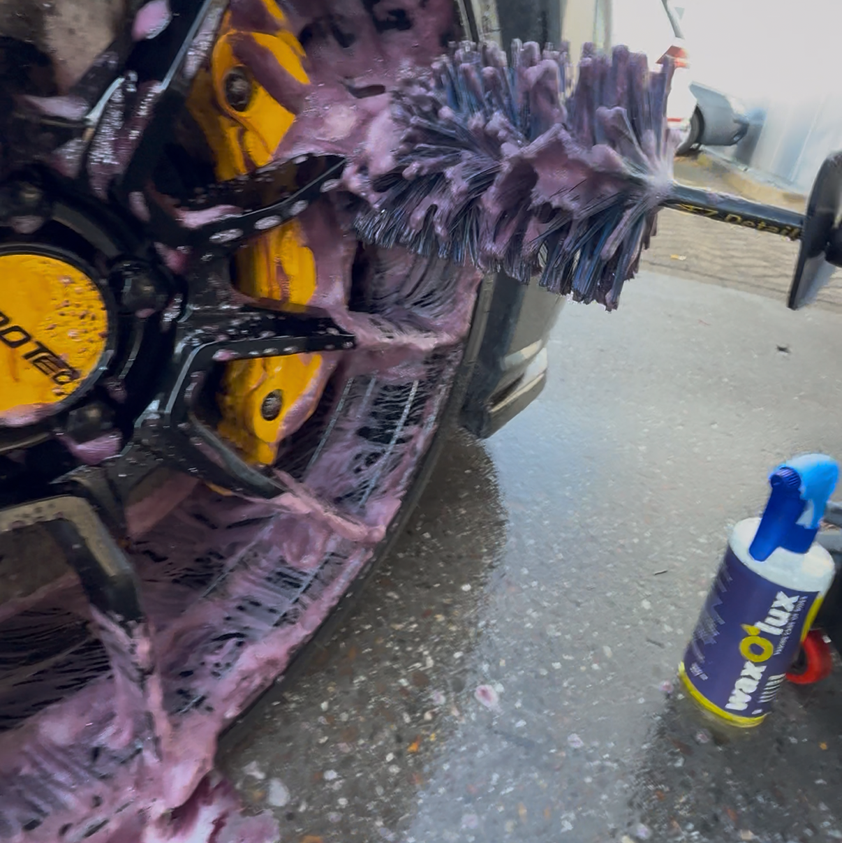 Iron Attack iron remover verwijdert remstof en vliegroest van velgen – paarse reactie zichtbaar